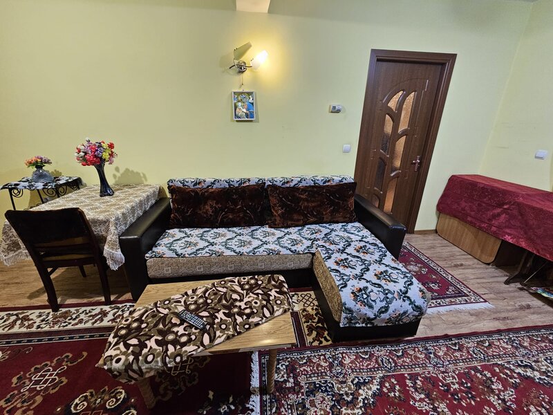 Rahova, Teius, garsoniera in vila