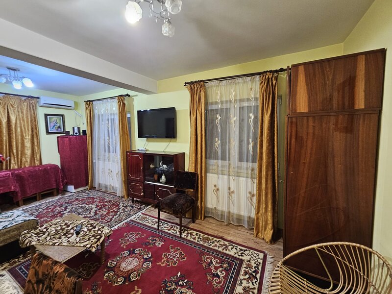 Rahova, Teius, garsoniera in vila