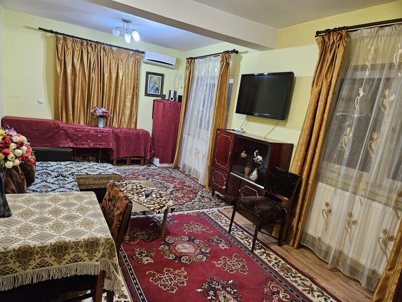 Rahova, Teius, garsoniera in vila