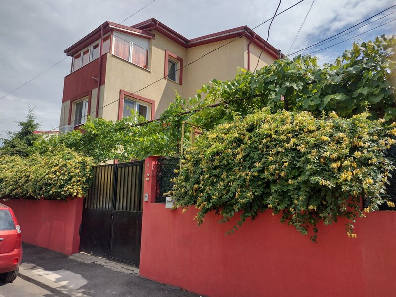 Rahova, Teius, garsoniera in vila